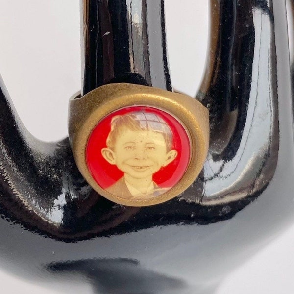 Vintage Ring Alfred E Neuman Ring 1980s MAD Magazine NOS Unused adjustable goldtone metal one size fits all Comic Book Character Novelty