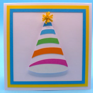 Biglietto di auguri di compleanno pop-up 3D fatto a mano con un colorato cappello da festa
