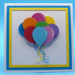 Tarjeta de cumpleaños emergente en 3D hecha a mano que presenta un ramo de globos brillantes y coloridos.