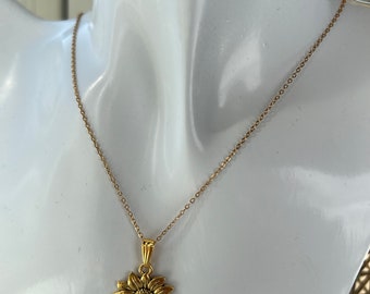 Minimalistic Sunflower pendant Necklace - Dainty Floral Jewelry - Gift for Her