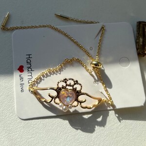 Sakura Serenity : Bracelet artisanal en forme d'ailes en forme de cœur | Plaqué or 18 carats | Cadeau pour amateur d'anime