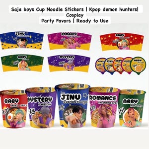 Könnte beinhalten: Becher-Nudel-Aufkleber mit Kpop-Dämonenjäger-Themen. Die Aufkleber zeigen verschiedene Designs mit Text und Bildern von Personen. Der Text enthält "JINU", "ROMANCE", "BABY", "MYSTERY" und "ABBY". Sofort einsatzbereit.