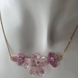 Ghibli Blossom: Colgante con triple resplandor de flor de cerezo real, acabado en oro de 18 quilates