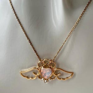 Sakura Dreams: Pink Heart Wings Necklace – Anime-inspirierter Schmuck