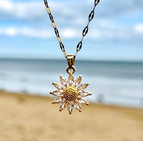 Waterproof Gold Daisy Necklace – Tarnish-Free, Beach-Ready Sparkle
