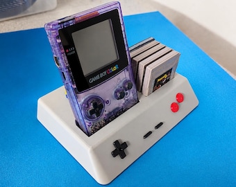 Ständer für Game Boy Color, Kassetten/Spiele und AAA Batterien.