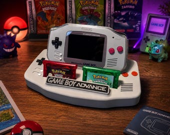 Este suporte para Game Boy Advance é uma homenagem nostálgica ao design icônico do console.