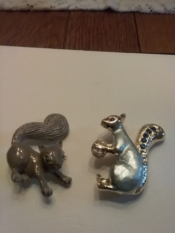 Squirrel brooch pin times 2