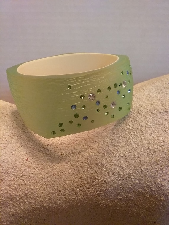 Textured lucite and rhinestone bangle bracelet