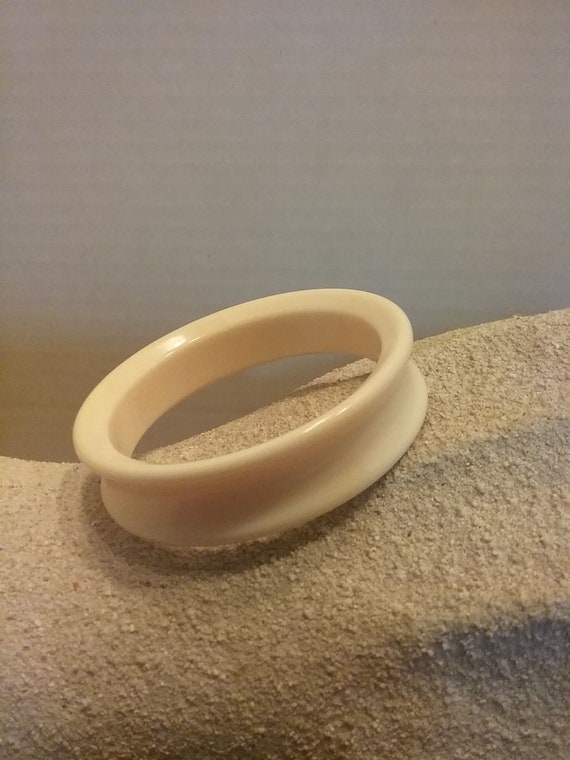 Lucite cream colored bangle bracelet - image 3