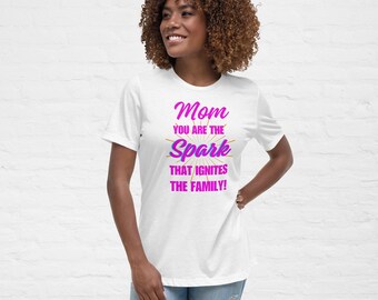 Camiseta gráfica moderna para mamá: Diseño "Eres la chispa"