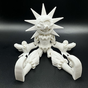 Puede incluir: Figurita de payaso blanco impresa en 3D con una cabeza en forma de estrella y una amplia sonrisa. El payaso está sentado con las piernas extendidas y los brazos extendidos.