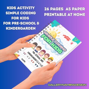 Pode incluir: Um livro de atividades com espiral intitulado Simple Coding for Kids com fundo quadriculado, um sol amarelo e crianças em desenho animado. O texto diz Pre-School and Kindergarten (2-6 Y.O). É um recurso imprimível A5 de 26 páginas.
