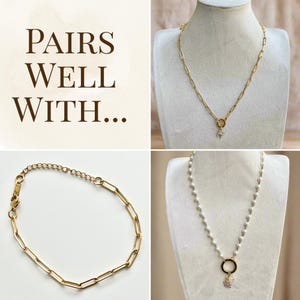 Puede incluir: La imagen muestra joyas doradas: un collar con un dije, un collar de perlas y una pulsera. El texto "PAIRS WELL WITH..." se muestra. Las joyas se exhiben sobre fondos blancos y beige.