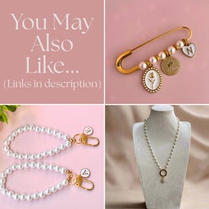 Pu&ograve; includere: Un assortimento di gioielli, tra cui una spilla da balia dorata con perle e ciondoli, braccialetti di perle con chiusure dorate e una collana di perle con un ciondolo. Lo sfondo &egrave; rosa tenue.