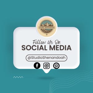 Pu&ograve; includere: Uno sfondo turchese con una nuvoletta bianca che dice "Follow Us On SOCIAL MEDIA". La nuvoletta include le icone dei social media per Facebook, Instagram e Pinterest, insieme all'handle @StudioShenandoah.