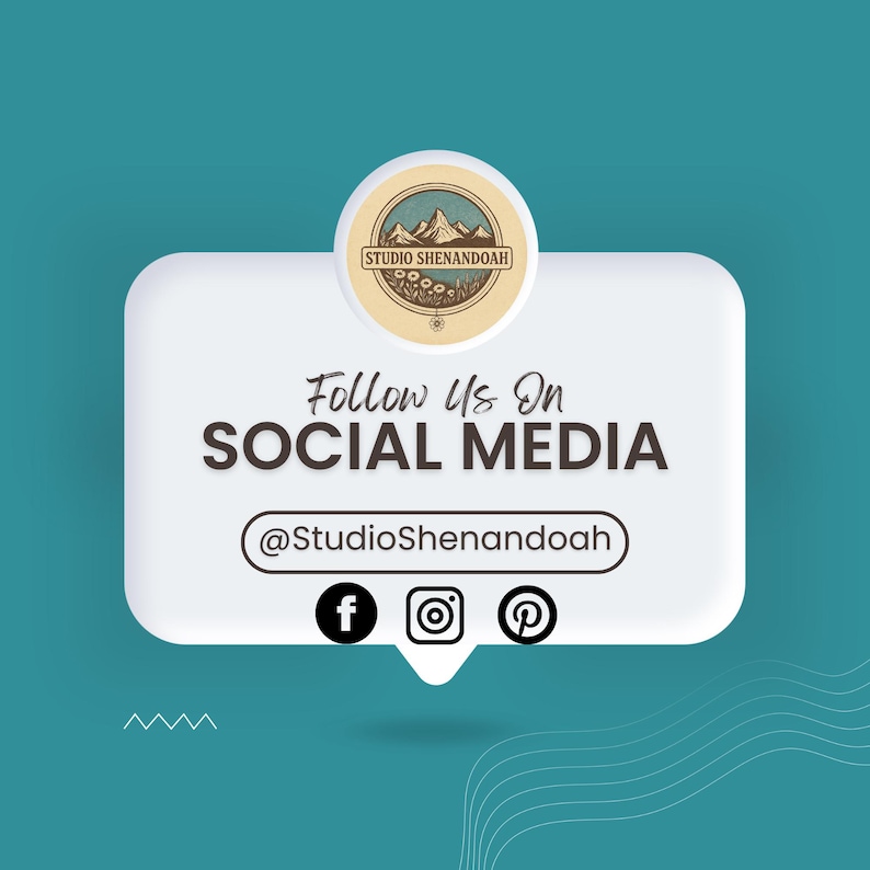 Pu&ograve; includere: Uno sfondo turchese con una nuvoletta bianca che dice "Follow Us On SOCIAL MEDIA". La nuvoletta include le icone dei social media per Facebook, Instagram e Pinterest, insieme all'handle @StudioShenandoah.