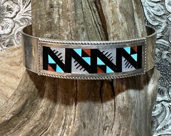 Highly Detailed Hand Cavred Vintage Native American Zuni Shell Turquoise Inlay Bracelet Highly Detailed Hand Cavred Vintage Native American Zuni Shell Turquoise Inlay Bracelet