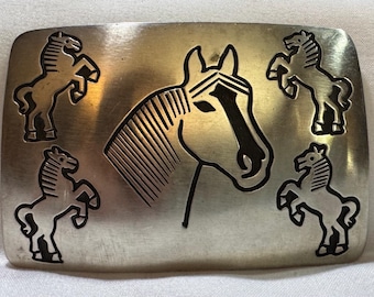 ナバホ族の馬のベルトバックル ニッケルシルバーの宝石 ハンドメイド