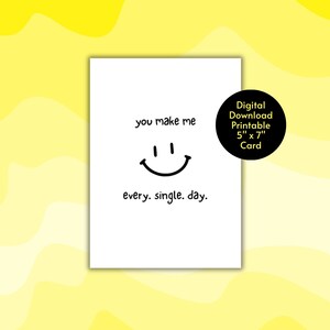 Puede incluir: Una tarjeta imprimible con una carita sonriente en blanco y negro y el texto "you make me every. single. day."