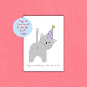 Puede incluir: Una tarjeta de cumpleaños imprimible de 12,7 x 17,8 cm con un gato gris que lleva un gorro de fiesta de lunares azules y rojos. El gato está de espaldas al espectador y el texto "espero que tu cumpleaños sea un montón de diversión" está impreso debajo del gato.