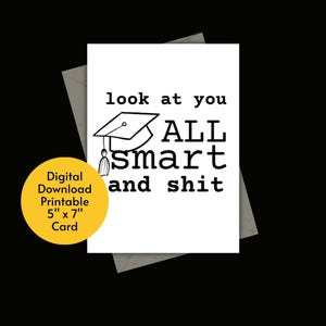 Peut inclure: Carte de félicitations de remise de diplôme blanche avec le texte "look at you ALL smart and shit" en noir. Illustration d'un chapeau de remise de diplôme. Carte numérique imprimable de 12,7 cm x 17,8 cm.