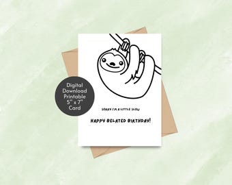 Puede incluir: Una tarjeta blanca con un dibujo lineal negro de un perezoso colgado de una rama. El texto dice "SORRY I'M A LITTLE SLOW" y "HAPPY BELATED BIRTHDAY!". La tarjeta mide 12,7 cm x 17,8 cm y es una descarga digital.