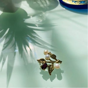 Vintage Faux Garnet Pearl Flower Leaf Gold Tone Pin Brooch