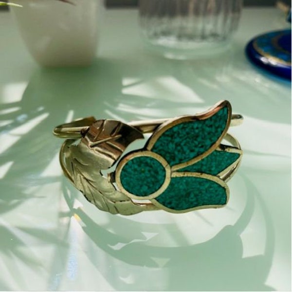 Pretty Vintage Alpaca Mexico Silver Tone Two Leave and Crushed Turquoise Green Flower Cuff Bracelet