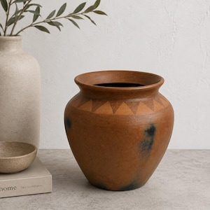 Maceta de terracota vintage de Lombok: jarrón de cerámica con motivos tribales indonesios