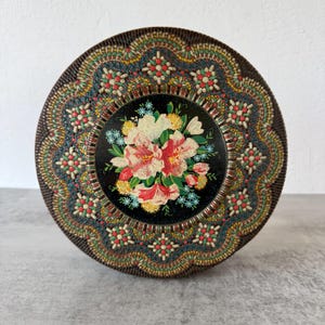 Vintage Niederländische Floral Geprägte Blechdose | Made in Holland Runder Metallbehälter mit hellen Blumen im Folk Art Stil