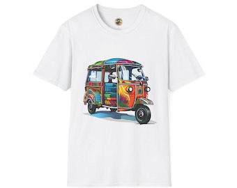 以下が含まれることがあります： カラフルなイラストが描かれた白いTシャツ。三輪のオートリクシャーであるトゥクトゥクが描かれています。赤、オレンジ、黄色、青、緑の鮮やかな色合いで描かれたアートワークです。デザインはTシャツの中央に配置されています。