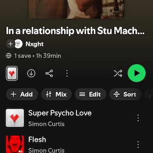 Puede incluir: Captura de pantalla de una lista de reproducción de Spotify titulada "In a relationship with Stu Mach..." con una foto de dos hombres. La lista de reproducción incluye canciones como "Super Psycho Love" y "Seek & Destroy."
