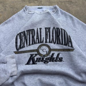 Vintage 90-tals Central Florida Knights UCF College-tröja Grå L (i3)