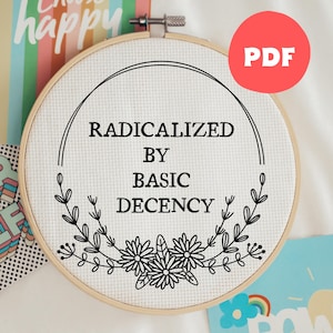 Puede incluir: Un juego de tres tazas de cerámica con un acabado mate moteado. Las tazas son de color crema, gris claro y gris oscuro. Cada taza tiene un diseño simple y minimalista.