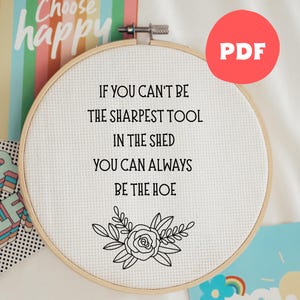 Può includere: Un telaio per punto croce con la scritta "IF YOU CAN'T BE THE SHARPEST TOOL IN THE SHED YOU CAN ALWAYS BE THE HOE." Un disegno floreale è in basso. Un cerchio rosso con "PDF" è in alto a destra.