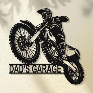 Insegna in metallo personalizzata con moto da cross, insegna personalizzata con nome da motociclista, regalo per papà e marito, decorazione murale a LED con moto da cross, caverna per uomini