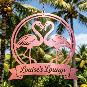 Könnte beinhalten: Ein rosafarbenes Metall-Wandbild mit zwei Flamingos, die sich zugewandt sind und mit ihren Hälsen ein Herz bilden. Der Schriftzug "Louise's Lounge" ist auf einem Banner darunter zu sehen. Im Hintergrund Palmen.