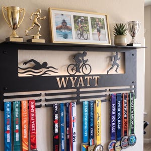 Medaljdisplay, troféhylla med eget namn, personlig medaljhängare för triathlon, medaljställ, medaljhållare, personlig medaljhållare