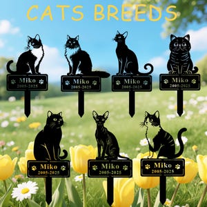 Op de afbeelding: Zwarte metalen kattenras tuinpalen met de tekst "CATS BREEDS" bovenaan. Elke paal heeft een ander katten silhouet en een naamplaatje met "Miko 2005-2025". De palen worden in een tuinsetting getoond.