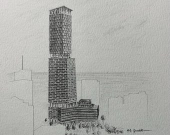 Puede incluir: Un boceto a lápiz detallado de un rascacielos moderno con una fachada de ladrillo texturizado. El edificio tiene forma rectangular con techo plano y está rodeado de otros edificios. La firma del artista está en la esquina inferior derecha.