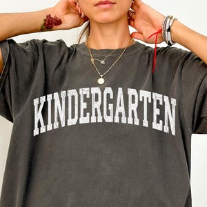 Camiseta de jardín de infancia estilo universitario desgastada, camiseta vintage de jardín de infancia, camiseta para maestra de jardín de infancia, linda camiseta de jardín de infancia, regalo de jardín de infancia
