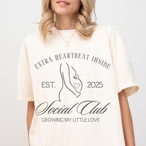 Koszulka Extra Heartbeat Inside, koszulka Comfort Colors z informacją o ciąży, koszulka ujawniająca ciążę, prezent na baby shower, koszulka dla mamy, koszulka ciążowa