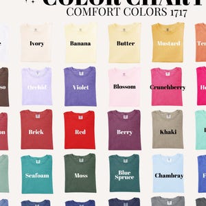 Puede incluir: Una carta de colores Comfort Colors 1717 que presenta treinta y cinco muestras de camisetas en varios tonos, incluyendo blanco, marfil, banana, mantequilla, mostaza, terracota, &ntilde;ame, espresso, orqu&iacute;dea, violeta, flor, crunchberry, heliconia, sand&iacute;a, carmes&iacute;, ladrillo, rojo, baya, caqui, island reef, verde claro, bah&iacute;a, espuma de mar, musgo, abeto azul, chambray, flo blue, azul hielo, blue jean, mezclilla, true navy, azul marino, gris, pimienta y negro.