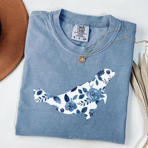 コンフォートカラーズ フローラルシールシャツ、シールシャツ、シールTシャツ、動物愛好家シャツ、オーシャンシャツ、シール愛好家、かわいいシードッグシャツ、フラワーシールTシャツ