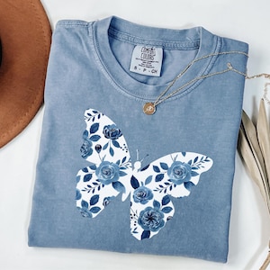Komfort Farben Blumen Schmetterling Shirt, Blumen Schmetterling Shirt, Cottagecore Shirt, Schmetterling Liebhaber Shirt, Schmetterling Tshirt, Natur Shirt
