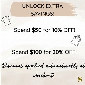 Puede incluir: Un letrero gr&aacute;fico blanco con un encabezado de pincelada beige que dice UNLOCK EXTRA SAVINGS! Muestra Spend $50 for 10% OFF! y Spend $100 for 20% OFF! con iconos de l&iacute;nea de una camiseta y una bolsa de compras. El texto indica Discount applied automatically at checkout.