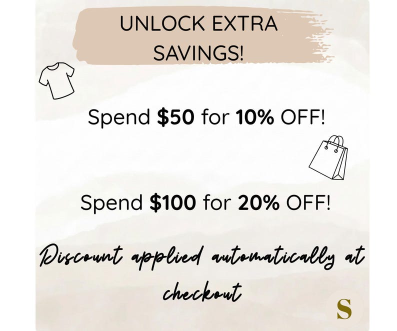 Puede incluir: Un letrero gr&aacute;fico blanco con un encabezado de pincelada beige que dice UNLOCK EXTRA SAVINGS! Muestra Spend $50 for 10% OFF! y Spend $100 for 20% OFF! con iconos de l&iacute;nea de una camiseta y una bolsa de compras. El texto indica Discount applied automatically at checkout.
