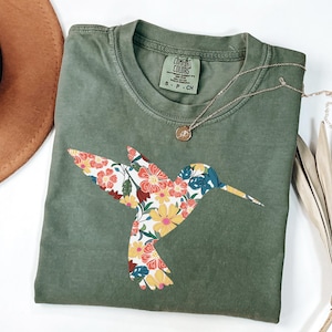 Floral Hummingbird Shirt, Animal Lover Tee,Bird Shirt,Trendy Tee,Gift For Her,Bird Lover T-Shirt,Spring Birds,Flower Shirt,Hummingbird Shirt