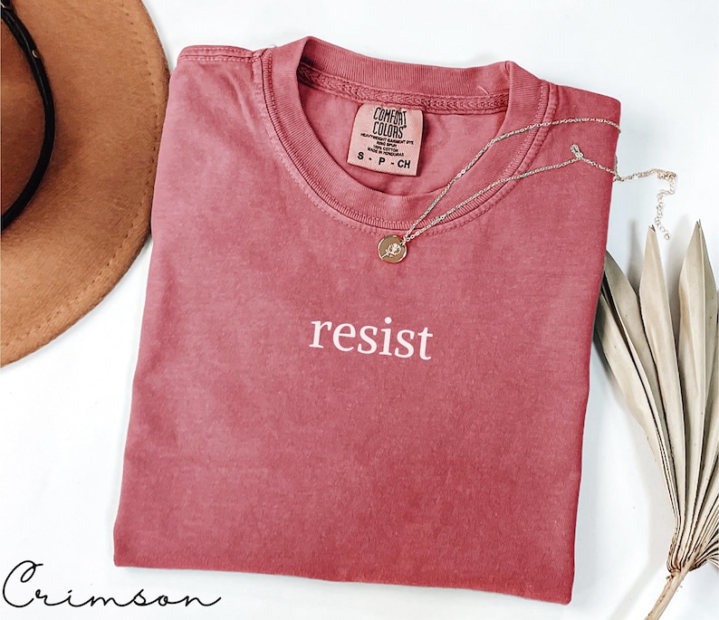 Puede incluir: Juego de tres tazas de cer&aacute;mica con acabado mate moteado. Las tazas son de color crema, marr&oacute;n claro y marr&oacute;n oscuro. Cada taza tiene un dise&ntilde;o simple y minimalista.
